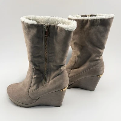 Botas femininas Juicy Couture tamanho 7.5M plataforma acastanhada salto cunha pele sintética zíper (B2) - Imagem 1 de 4
