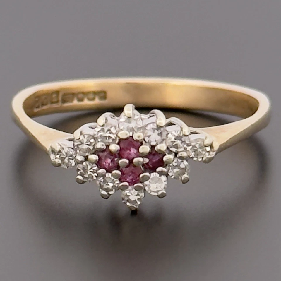 Anillo con racimo de diamantes y rubíes de oro amarillo de 9 quilates talla N con sello Foto 1 de 1