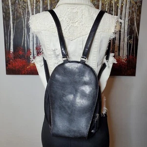 Mini Mochila de Colección Años 90 Cuero Negro Cartera Rígida Plateada Hardware Cremallera Bolsillo - Imagen 1 de 19