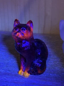 (3)*Vintage Mosser Glas sitzende Katzen - Rot ist UV reaktiv mattiert und hellblau - Bild 1 von 24