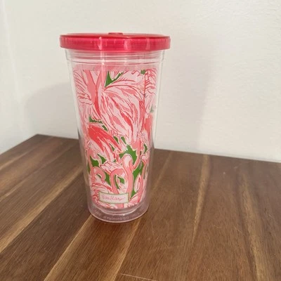 Copo Lilly Pulitzer rosa flamingo acrílico 16 oz verde palha - Imagem 1 de 4