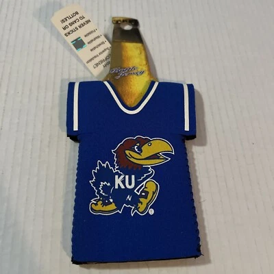 KU Kansas Jayhawks Botella Jersey Soporte Koozie Enfriador Deportes 00 Nuevo de Lote Antiguo Foto 1 de 4