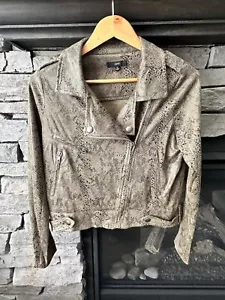 Chaqueta de Moto Pequeña Fate Anthropologie Cremallera Boho Chic Piel de Serpiente Negra Marrón - Imagen 1 de 7