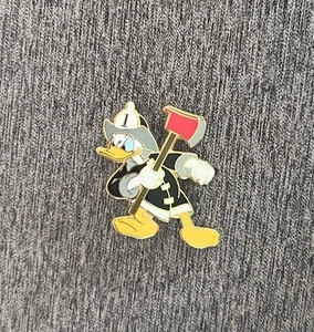 DISNEY DONALD DUCK FEUERWEHRMANN RETTUNGSSERIE ANSTECKNADEL ~ KOSTENLOSER VERSAND! - Bild 1 von 4