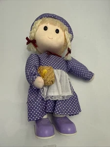 Prendedor de ropa vintage hecho a mano muñeca musical pelo rubio. Vestido morado con delantal - Imagen 1 de 5