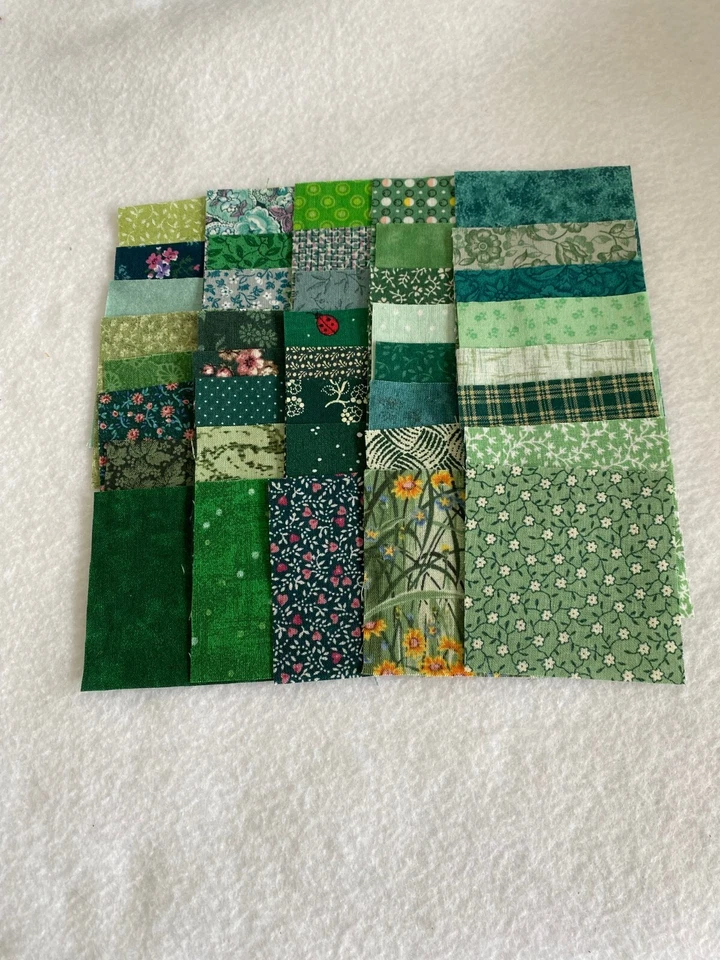 50 DIFERENTES CUADRADOS DE EDREDÓN DE TELA CALICÓ VERDE DE 2 1/2 PULGADAS - MUCHOS VINTAGE Foto 1 de 1