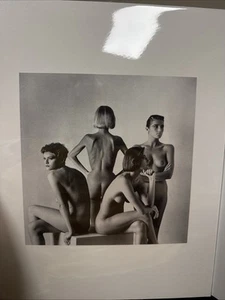 HELMUT NEWTON, CUATRO MODELOS DE MODA DESNUDOS SENTADOS, PARÍS 1981 - Imagen 1 de 2