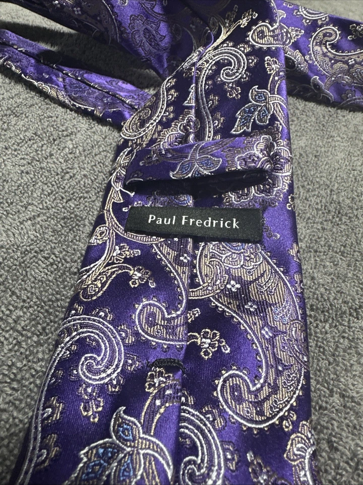 Corbata Paul Fredrick púrpura + dorado con incrustaciones de metal patrón cachemira hecha en Italia Foto 1 de 4