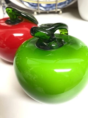 Juego de 2 estatuillas de vidrio de vidrio de fruta roja y verde manzana soplada a mano arte de colección Foto 1 de 4