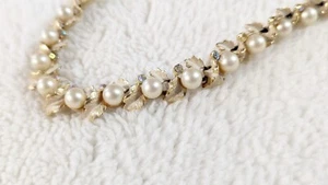 Collar de cuello de perla vintage en tono dorado BSK con diamantes de imitación y motivo de primavera floral - Imagen 1 de 23