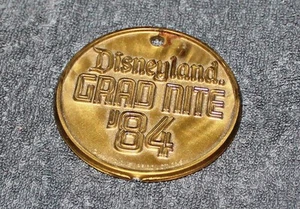 RARE VINTAGE DISNEYLAND GRAD NITE 1984 PLASTIC MEDALLION 2 3/4" GOLD - Bild 1 von 1