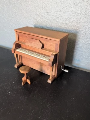 Piano y banco de cuerda vintage para casa de muñecas toca música. Nuevo M5 Foto 1 de 4