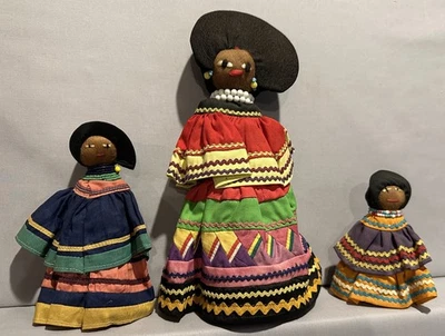 3 个不同年龄的半娃娃 (1939 -?) 棕榈纤维棉布拼布 — 第 1/4 张图片