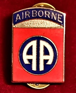 82nd Airborne Division US Military pin w/ 2 Posts & Backs Excellent+ Condition - Picture 1 of 4