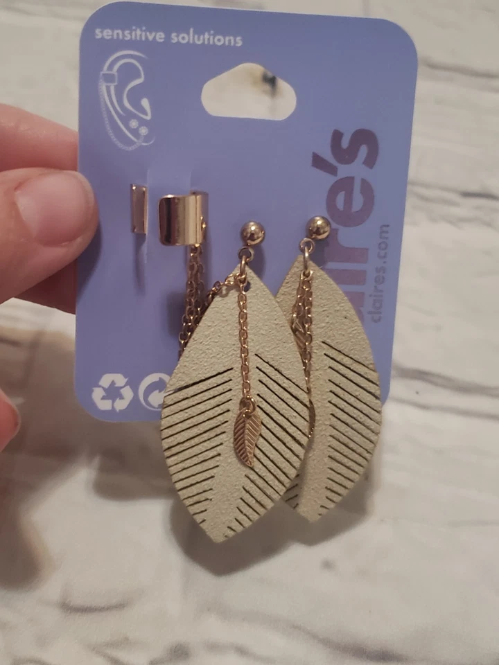 Brincos com punho de folha Claire's Sensitive Solutions novos com etiquetas - Imagem 1 de 1