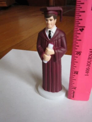 Винтажный пластиковый топпер для торта мужской выпускник коричневый бордовый пекарня рукоделие 1987 выпускной - Изображение 1 из 4