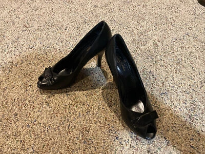 Zapatos de salón Brooks Brothers Peep Toe Bow cuero negro con adornos de grosgrain talla: 7 1/2 Foto 1 de 4