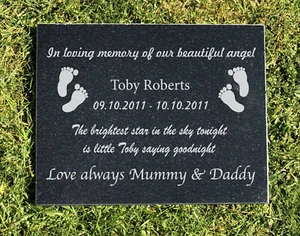 Piedra lápida personalizada para bebé niño granito conmemorativo - huellas    - Imagen 1 de 6