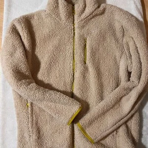 Girlfriend Collective Sherpa Jacke, hellbraun mit gelben Details, Größe M - Bild 1 von 4