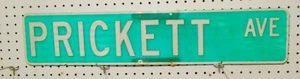 GEBRAUCHTES STRASSENSCHILD PRICKETT AVE GRÜN WEISSER BUCHSTABE REFLEKTIERENDER ALUMUS 6 x 30 - Bild 1 von 2