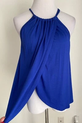 Camiseta sin mangas Trina Turk azul real superpuesta halter con lazo en la espalda, pequeña, hecha en EE. UU. Foto 1 de 4