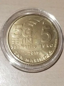 SAN MARINO FIVE EURO COINS 2019 IN COIN CAPSULE GOLDEN COLOR MINT UNC RARE - Picture 1 of 2