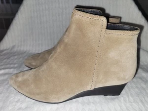 Tod's Made in Italy hellbraun beige Wildleder Keilabsatz Stiefeletten Bootie Gr. IT 39 / US 8-8,5 - Bild 1 von 21