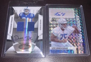 2 tarjetas de novato de fútbol americano autos y reliquia automática - Imagen 1 de 4