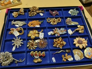 Vintage Pins Lot Signed And Unsigned Rhinestones And More High Quality - Picture 1 of 14