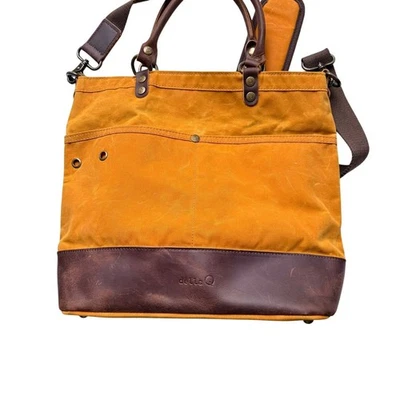 Della Q 打蜡帆布皮革装饰托特包芥末黄色斜挎包带 — 第 1/4 张图片