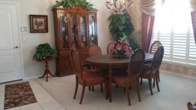 Drexel Heritage CAMEO China Gabinete Hutch Nogal Burlado Comedor Mesa Sillas Foto 1 de 4