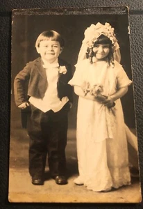 CARTOLINA FOTOGRAFICA c 1920 BAMBINI CARINI IN COSTUME MATRIMONIO DI TOM POLLICE - Foto 1 di 3