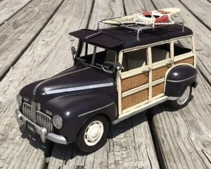 1949 Ford Woody Wagon mit Surfbrett Retro Blechkunst Metall Modellauto, 6,5” x 12” - Bild 1 von 7