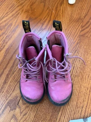 Botas DR MARTENS 1460 T Rosa Niño Pequeño Charol Talla EE. UU. 8 Cremallera Lateral Delaney Foto 1 de 3