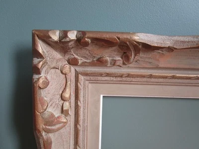 Grand Cadre ancien en bois mouluré sculpté effet doré - Photo 1/4