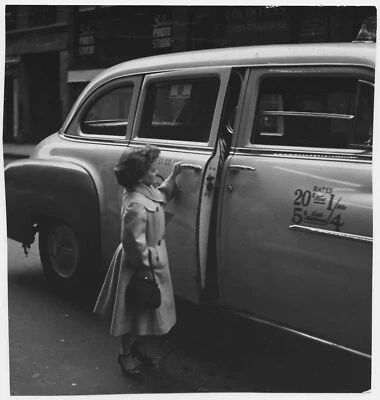 МАЛЕНЬКИЕ ЛЮДИ: самая маленькая женщина в мире, цирк, 1955 / PIX-K / Magnum / Henriques - Изображение 1 из 3