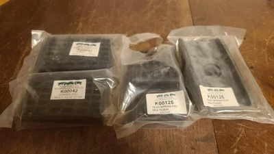 Almohadilla de resorte de múltiples hojas Hugger Performance ¡Lote de 4 fotos Chevy Chevrolet Camaro!! Foto 1 de 4