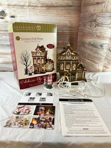 Department 56 Christmas In City Serie Victoria's Puppenhaus mit Drehpuppe - Bild 1 von 16