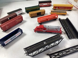 11 Spielzeug Eisenbahn Set Santa Fe Lok Werbung Autos Bridge Scale Auto Carry - Bild 1 von 10