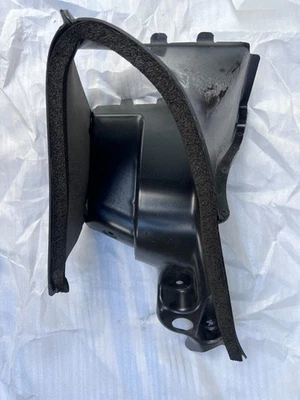 Conducto de radiador auxiliar trasero izquierdo y derecho Aston Martin Vantage Vantage Foto 1 de 4