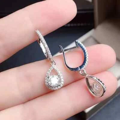 Pendientes colgantes/gotas de diamantes de corte redondo creados en laboratorio de 1,50 quilates acabado en oro blanco de 14 quilates Foto 1 de 4