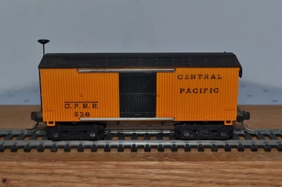 Vintage HO Scale Central Pacific Railroad Car 836 Mantua Boxcar Kadee Couplers - Image 1 of 4