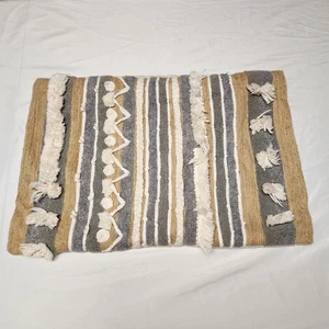 Funda de almohada Pier 1 bordada a rayas gris blanco tostado rectangular geométrica  - Imagen 1 de 8