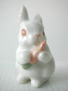 KLIMA K251 Miniature statuette en porcelaine - LAPIN BLANC AVEC LA CAROTTE - Picture 1 of 4