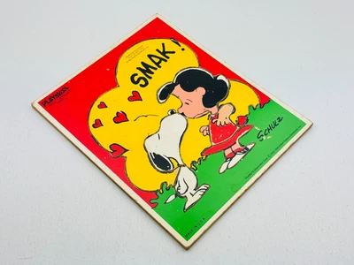 Quebra-cabeça de madeira vintage Charlie Brown Snoopy Kissing Lucy Peanuts SMAK - Imagem 1 de 4