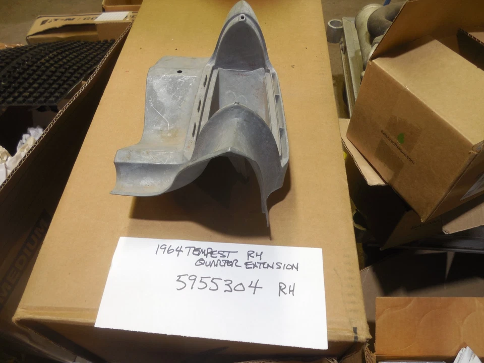 Pontiac Tempest 1964 OEM GM cuarto de extensión lado derecho 5955304 ¡Bonito! Foto 1 de 4