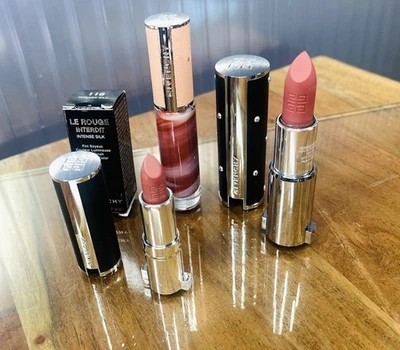 Lápiz labial rosa Givenchy Le Rouge + mini terciopelo transparente desnudo + disco Le Rose Perfecto Foto 1 de 4