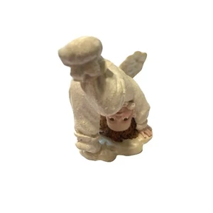 Zement Skulptur Figur Mädchen stehend auf Kopf schwer 7 Zoll hoch x 4 Zoll breit - Bild 1 von 5