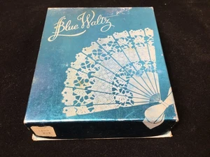 Caja de perfumes vintage Blue Waltz lámina azul con abanico blanco - Imagen 1 de 6