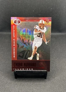 2021 Panini Chronicles Draft Picks #115 Chuba Hubbard Rosso #/149 - Foto 1 di 2